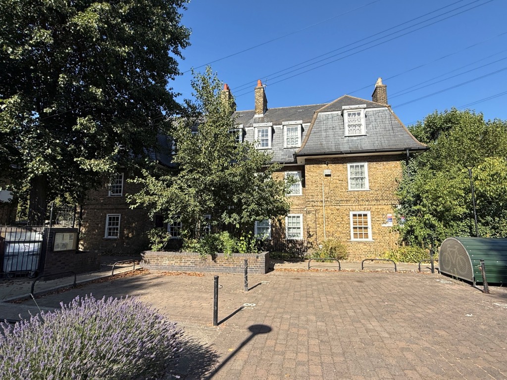 Lot: 210 - FLAT IN NEED OF REFURBISHMENT - View of block from residents car park
